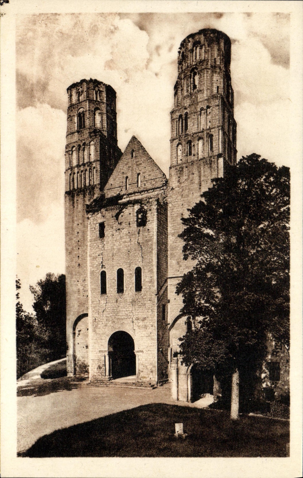 CPA Ruines De l'Abbaye De Jumieges Les Deux Tours De l'Eglise Notre Dame