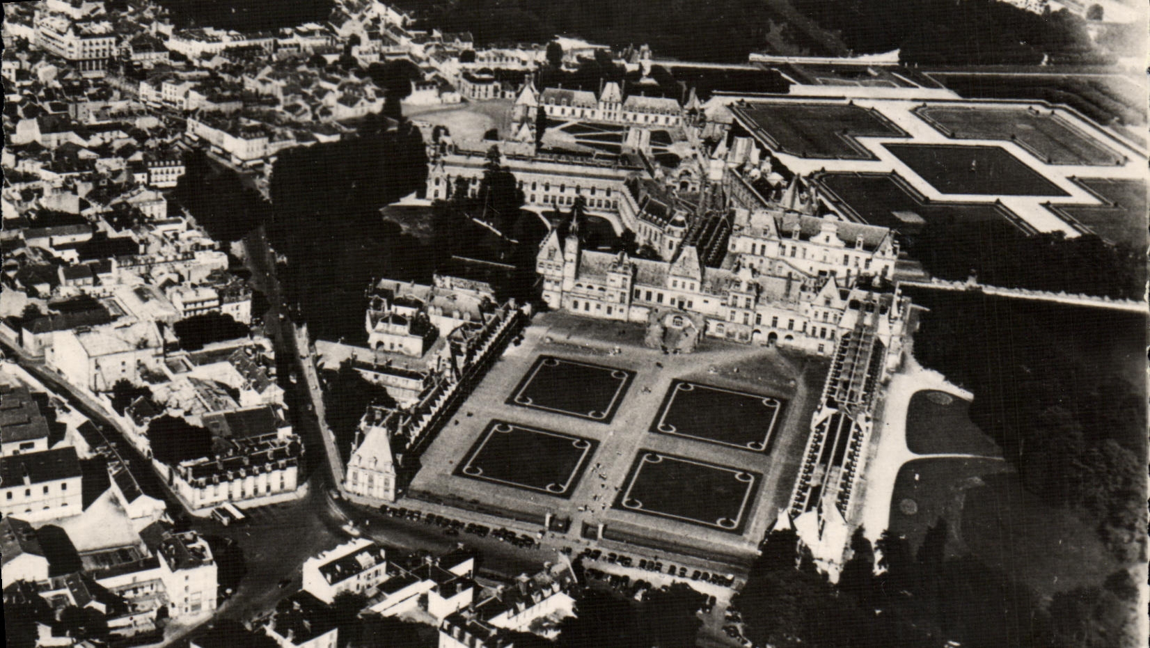 VINTAGE POSTCARD Palate De Fontainebleau Seen Air