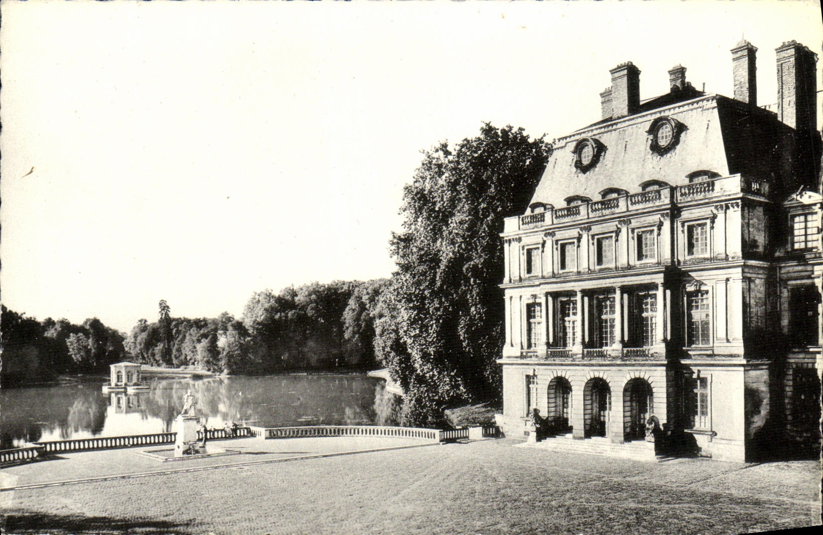 CPA Palais De Fontainebleau L'Etang Des Carpes Et Le Musee Chinois