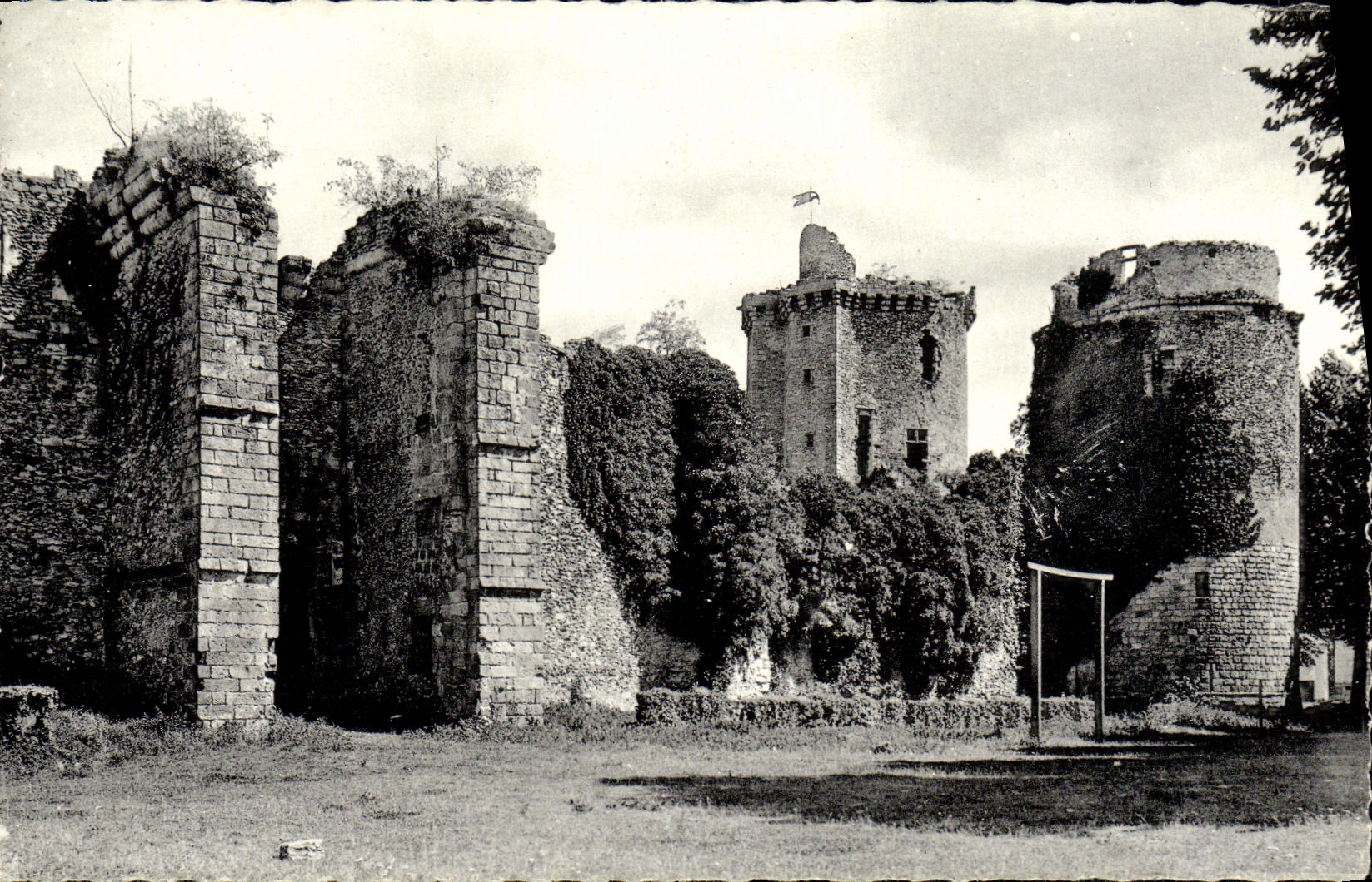VINTAGE POSTCARD Castle Strong De Blandy Seen Extericure Bridge Levis Turn of the guards the keep