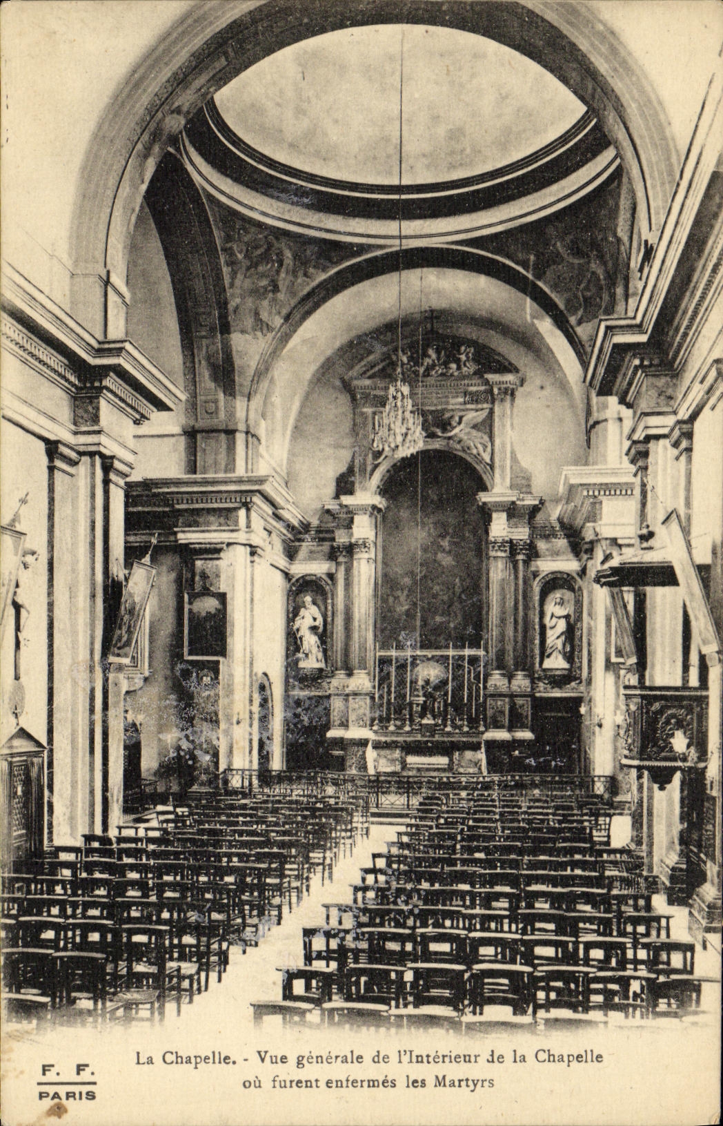 CPA Paris La Chapelle Vue generale de l'interieur de la chapelle