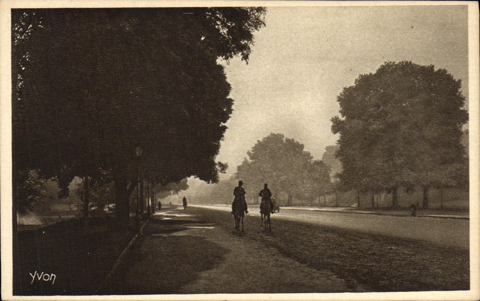 VINTAGE POSTCARD Paris Gone of the riders Avenue of the Bois de Boulogne