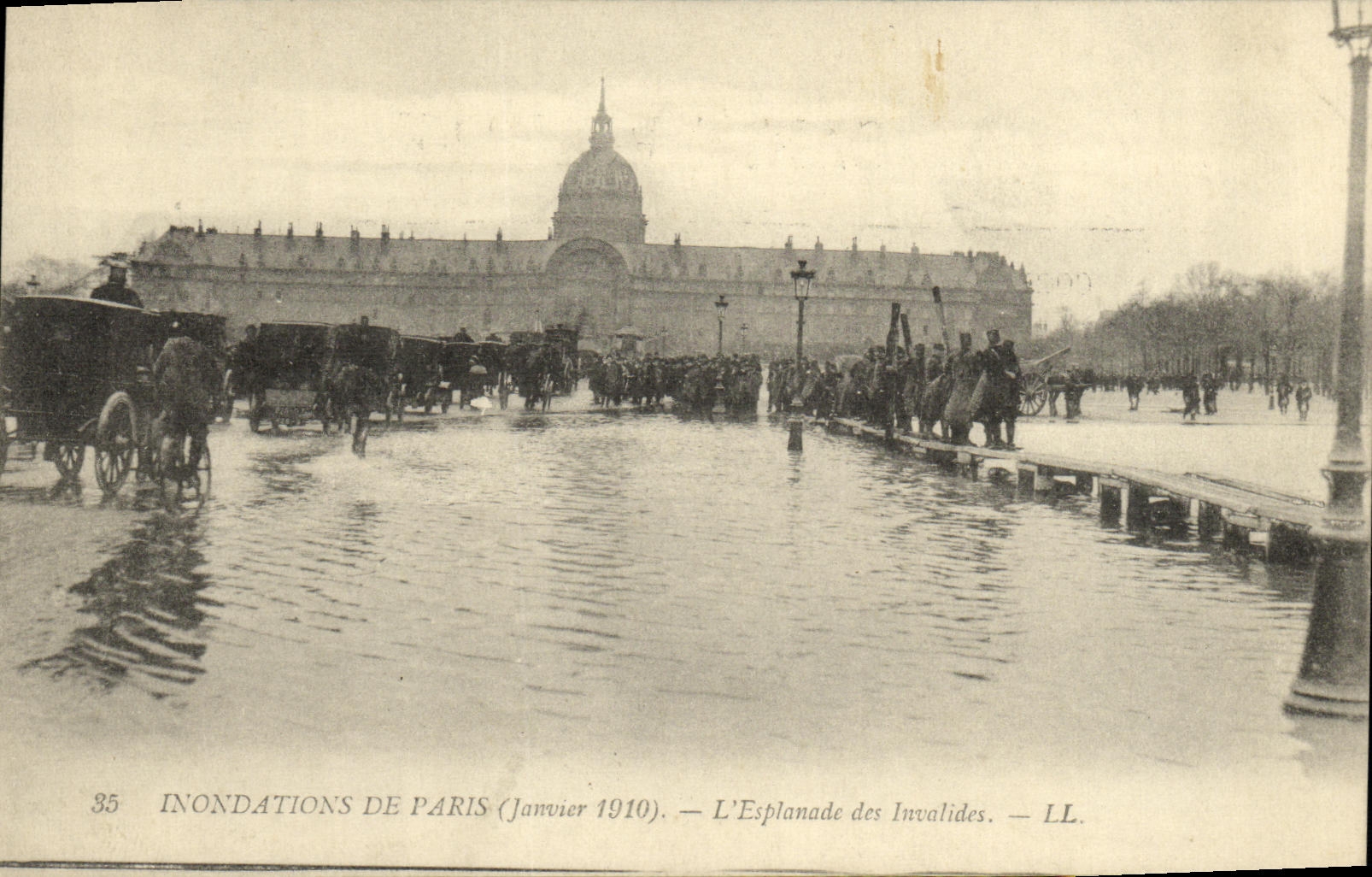 CPA Inondations De Paris L'Esplanade Des Invalides