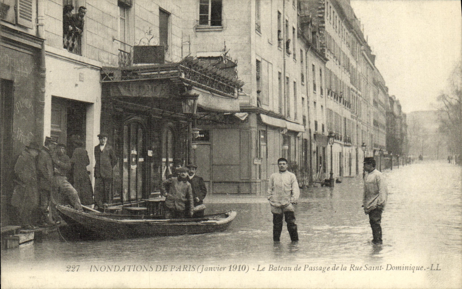 CPA Inondations De Paris Le Bateau De Passage De La Rue Saint Dominique