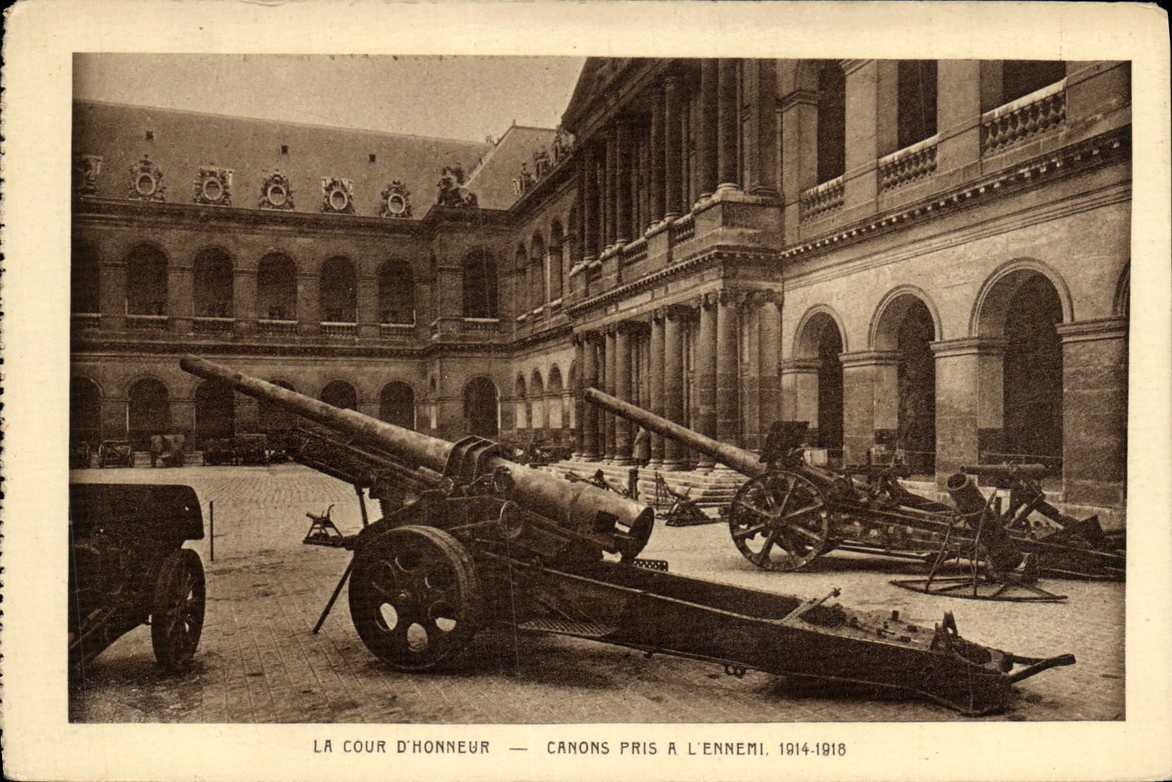 CPA La Cour D'Honneur Canons Parix Invalides militaria 