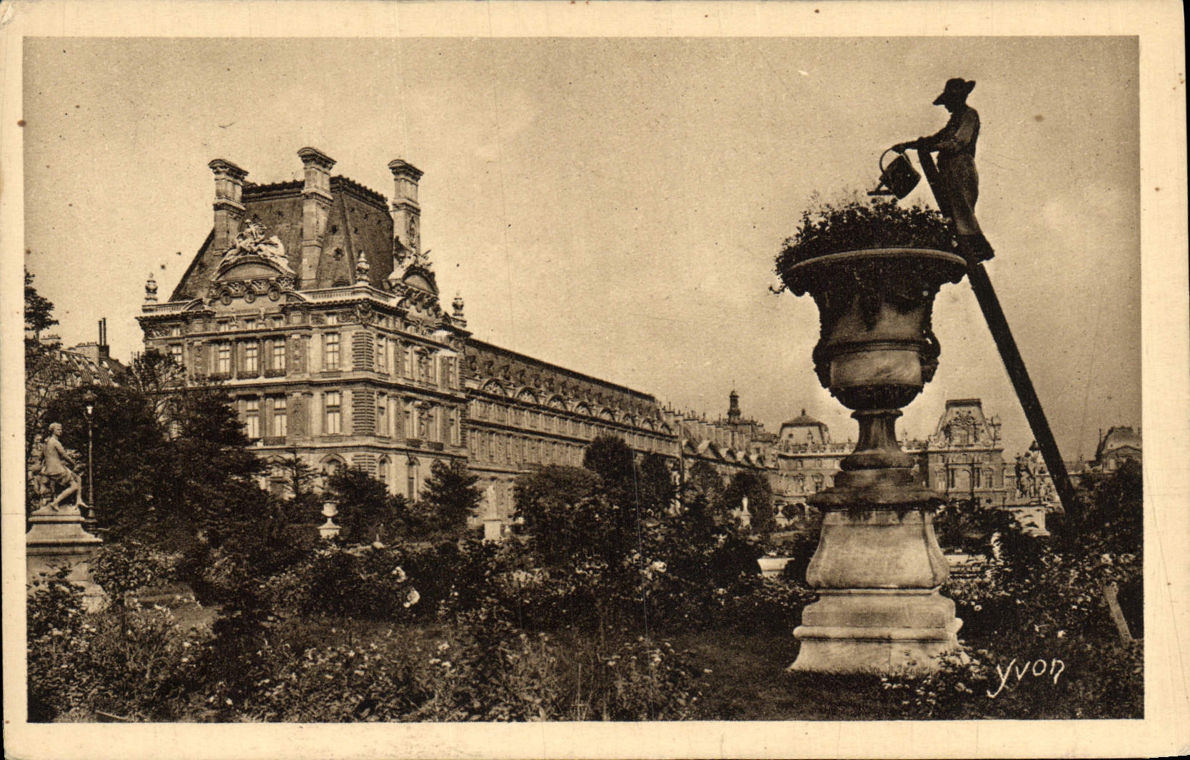 CPA Paris la Pavillon de Marsan au Jardin des Tuileries