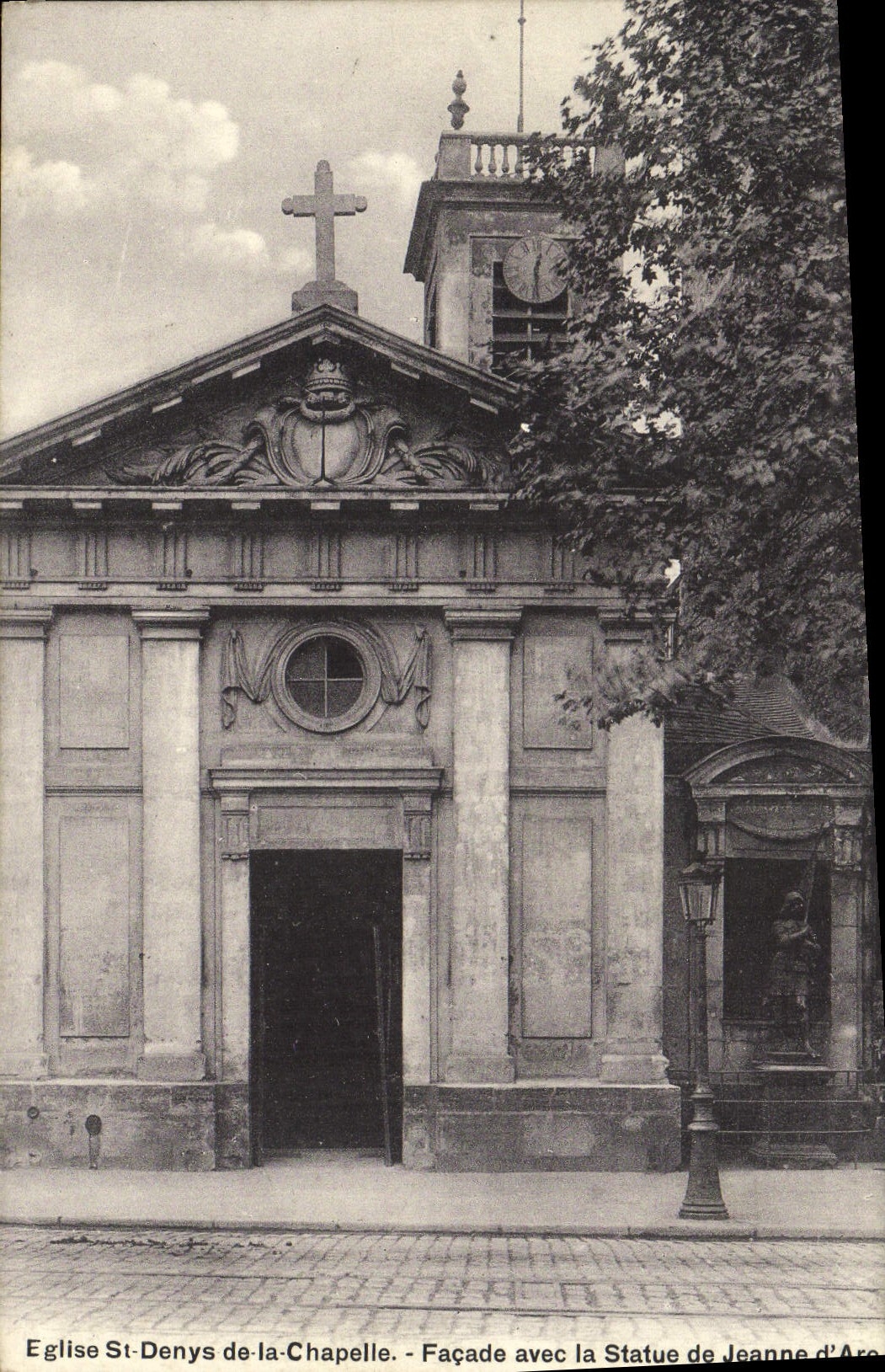 CPA Paris Eglise St Denys de la Chapelle Facade Avec la Statue de Jeanne d'Arc