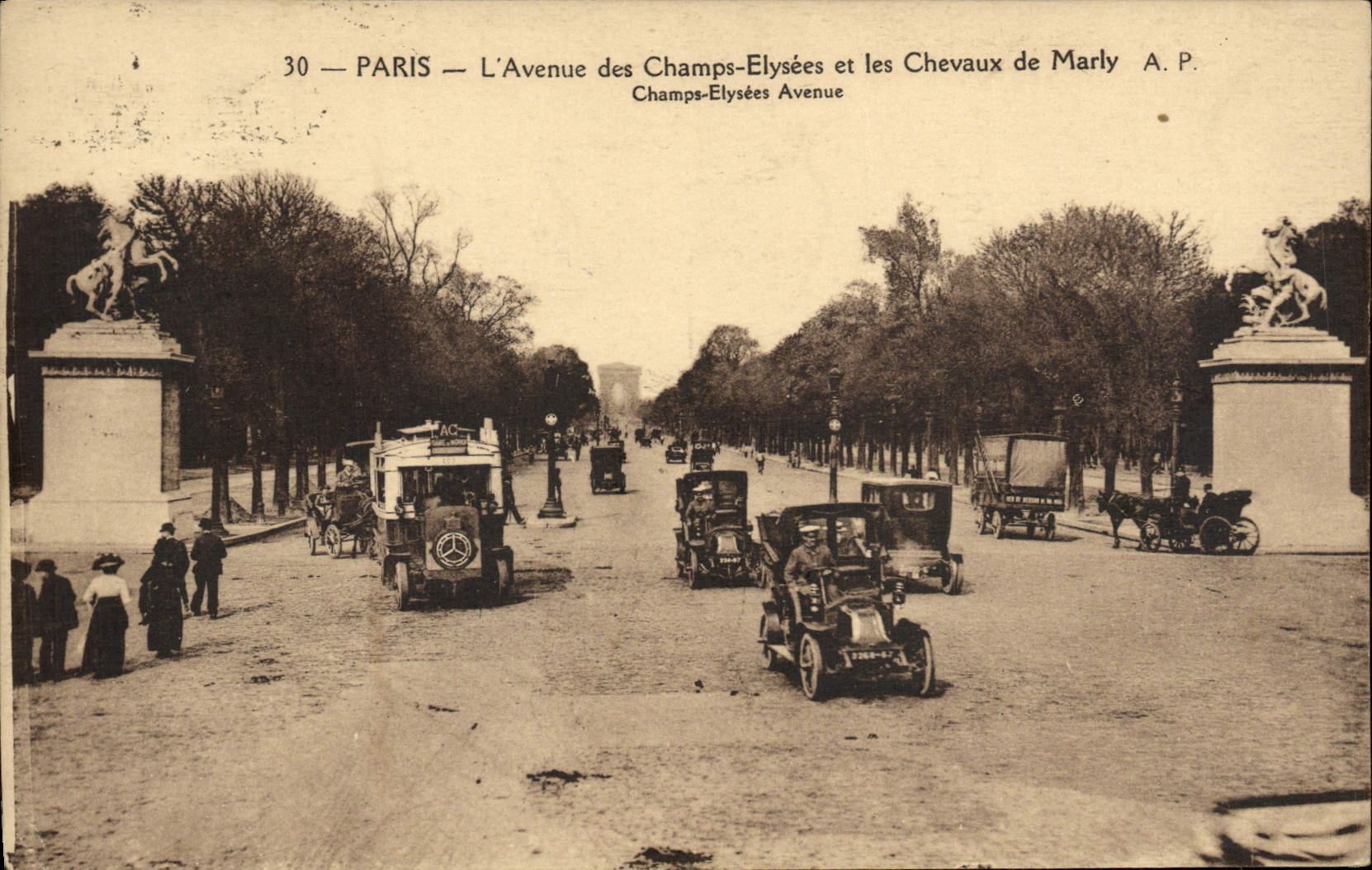 CPA Paris L'Avenue des Champs Elysees et les Chevaux De Marly