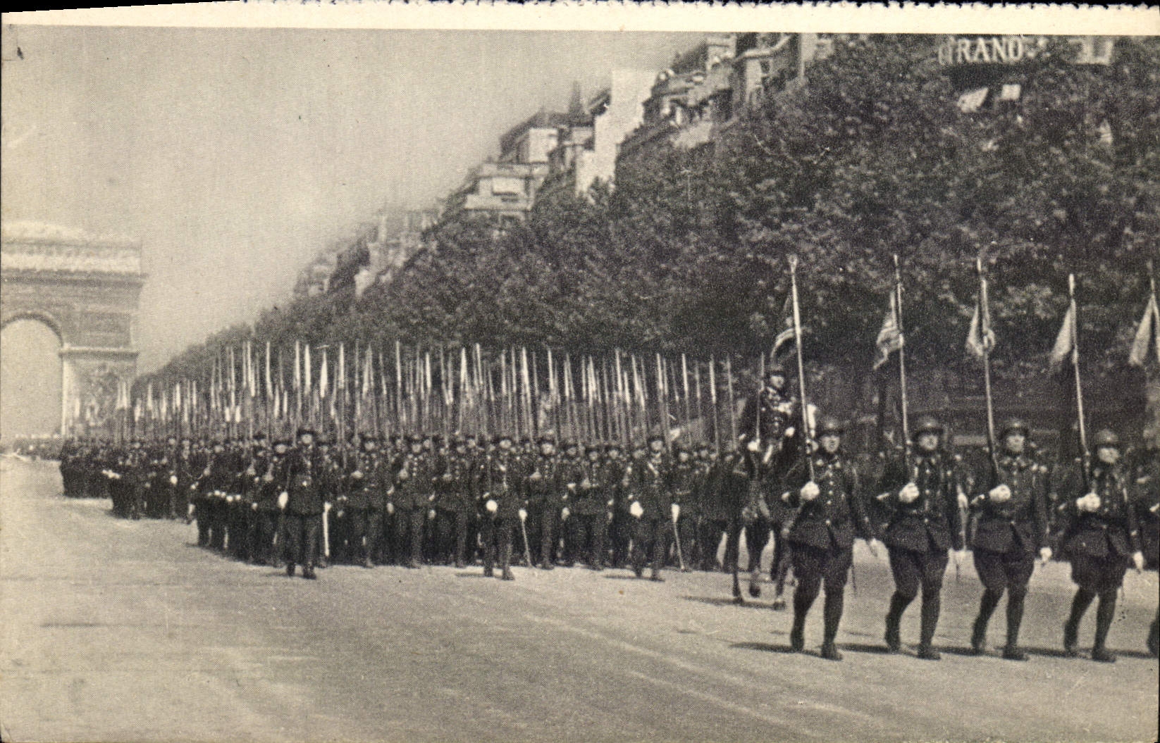 MODERN CARD Militaria Revue of July 14th the hunters has Paris foot Arc de Triomphe