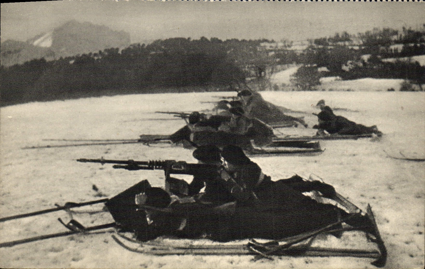 CPM Militaria Section de mitrailleuses sur skis en batterie