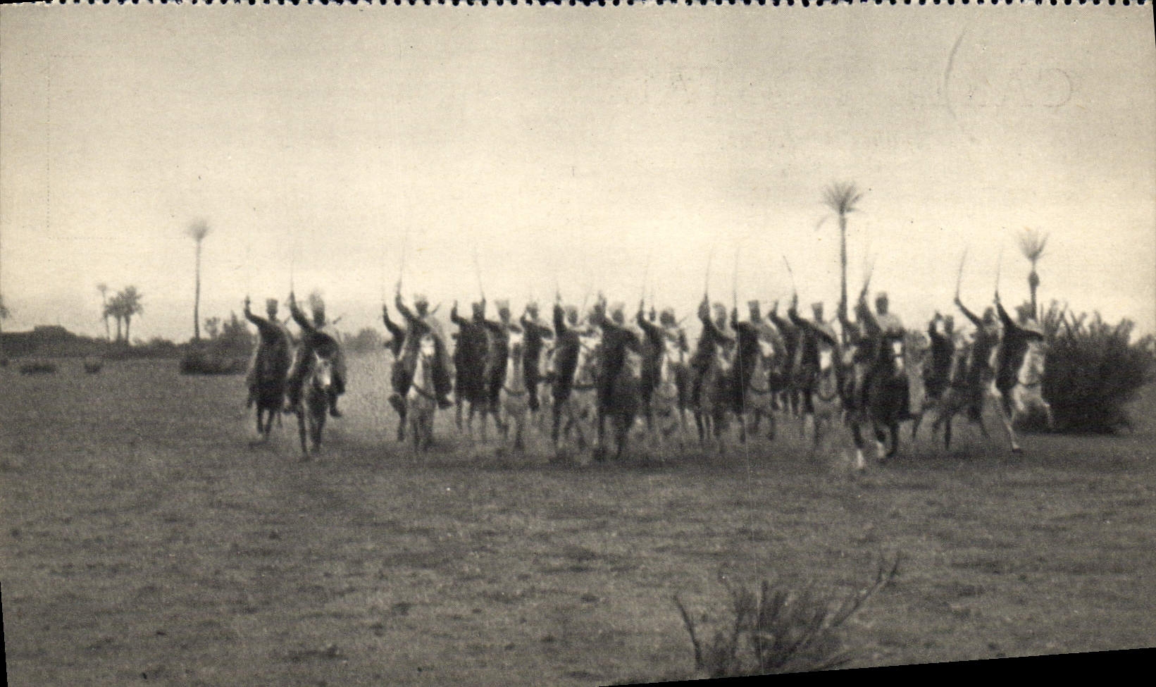 CPM Militaria Spahis marocains chargeant
