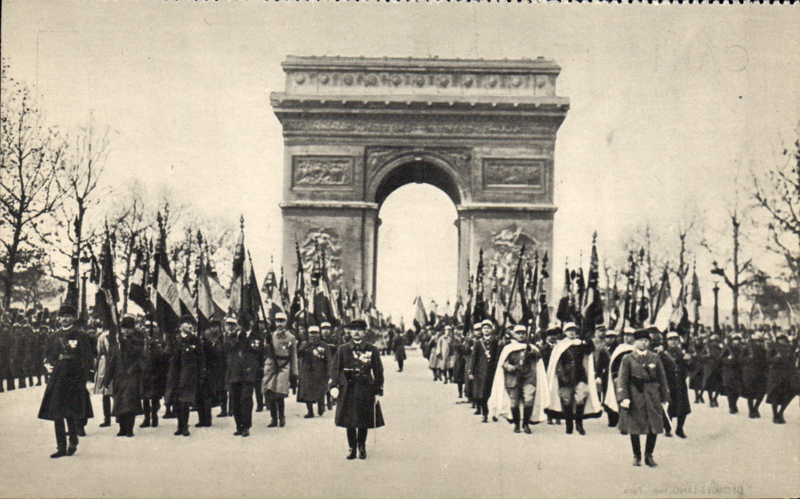 MODERN CARD Militaria November 11th flags of the dissolved regiment