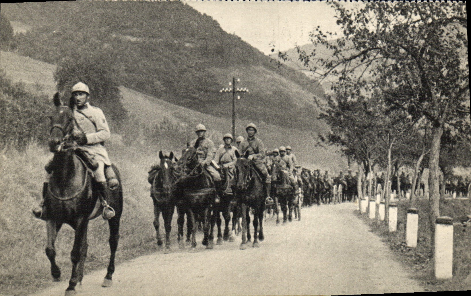 CPM Militaria Batterie de 75 sur route