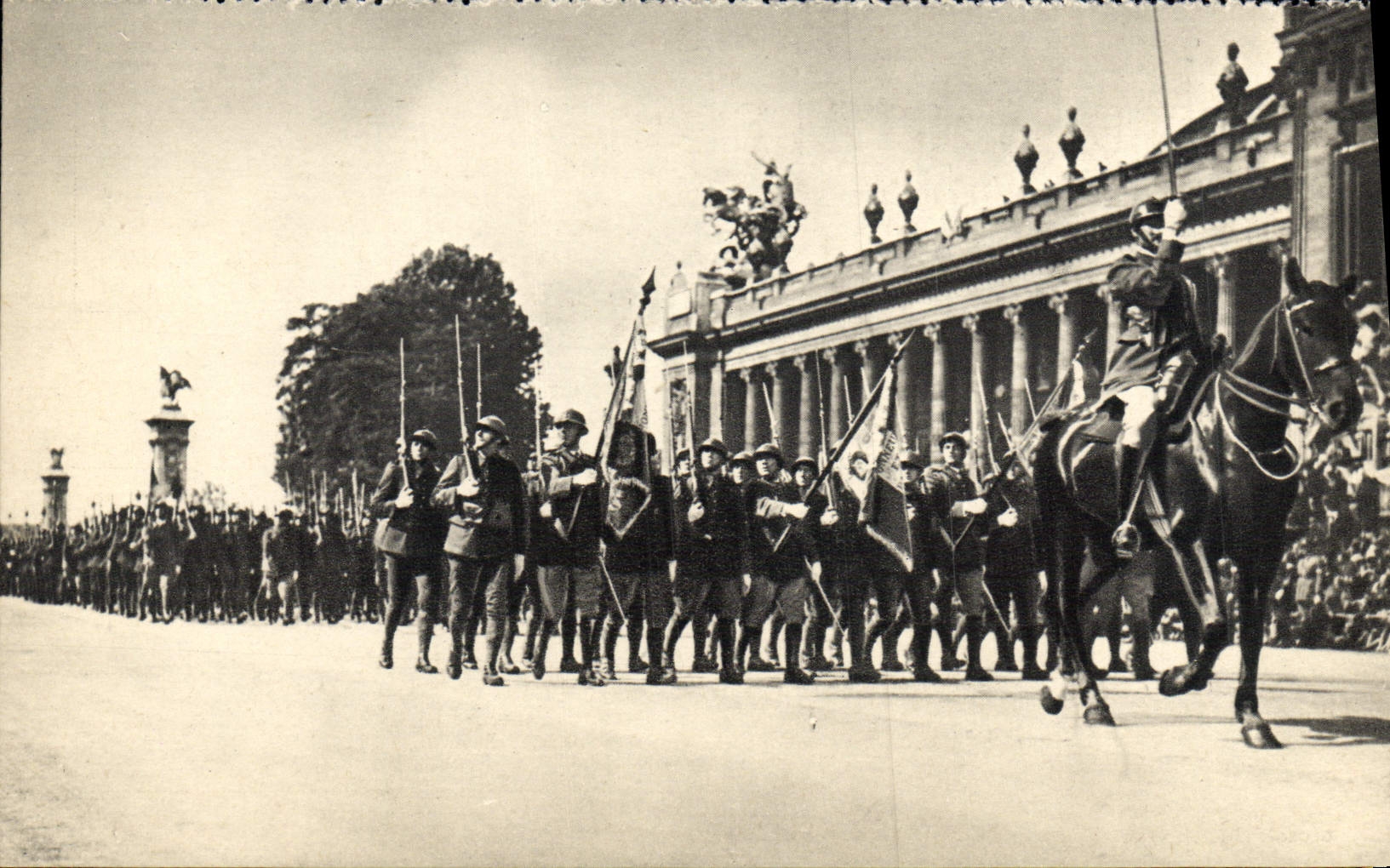 MODERN CARD Militaria Ravelled in front of the Paris large palace