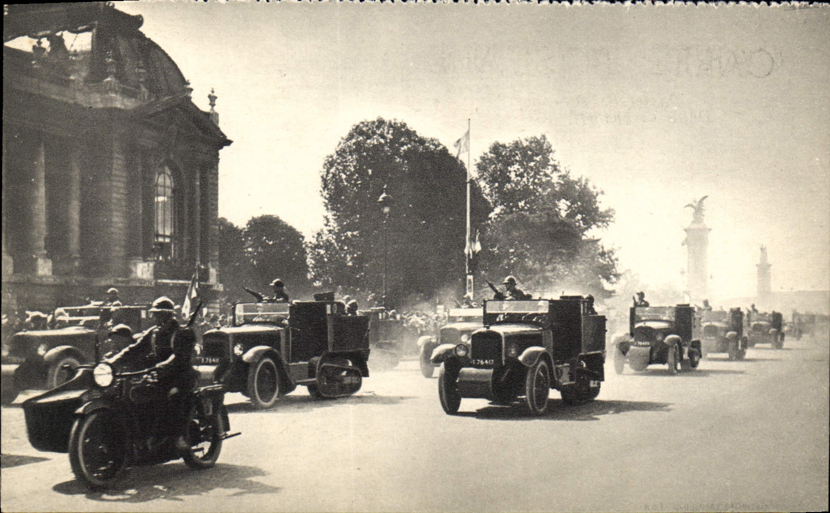 CPM Militaria Paris 14 juillet Defile de Dragons portes