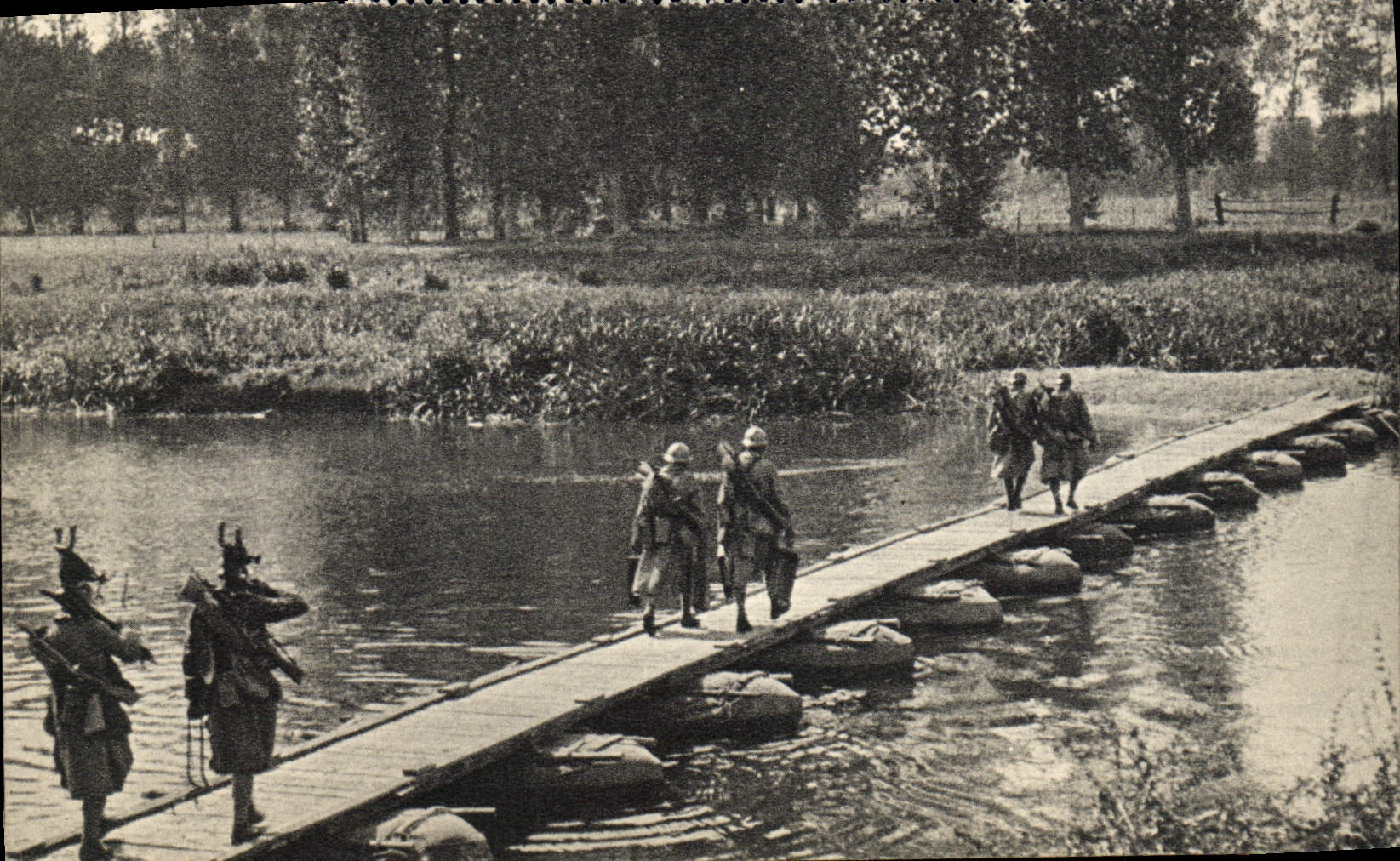 CPM Militaria Passerelle sur sacs Habert