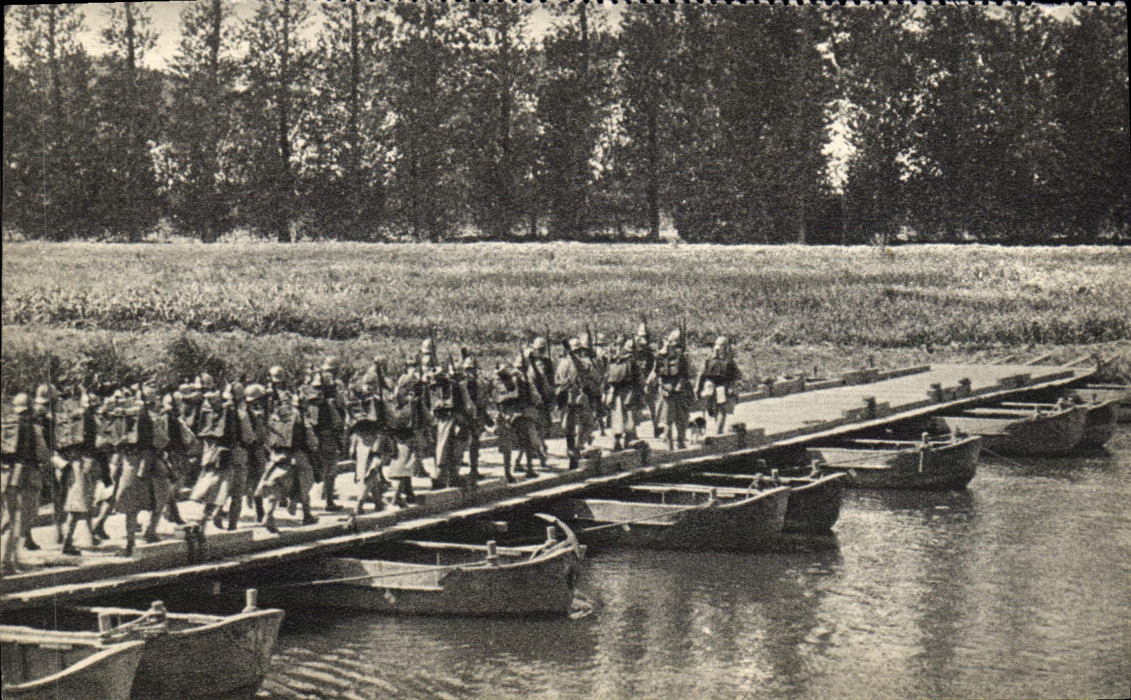 CPM Militaria Pont de bateaux