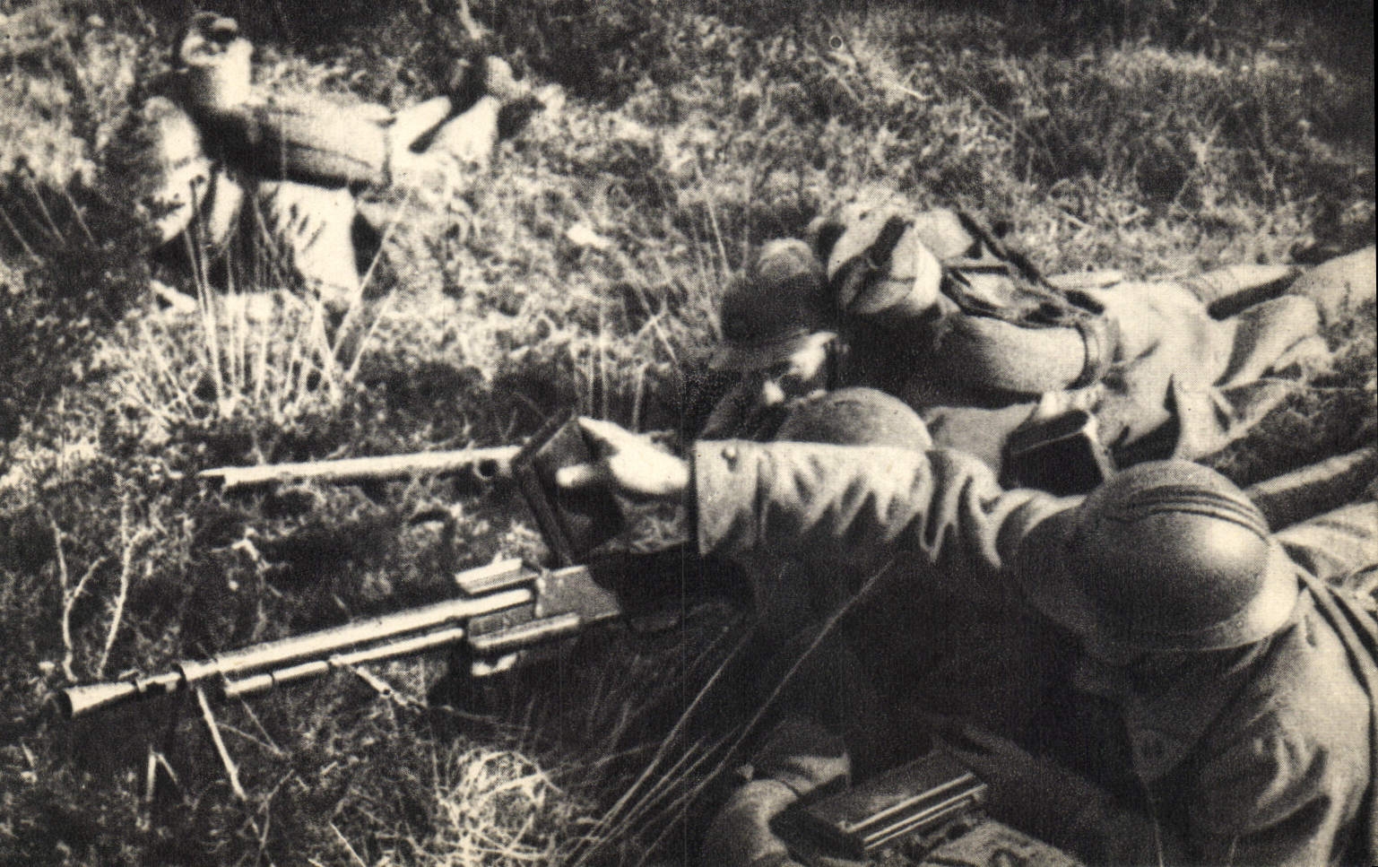 POSTAL MODERNA artillero de máquina del rifle de Militaria en la acción