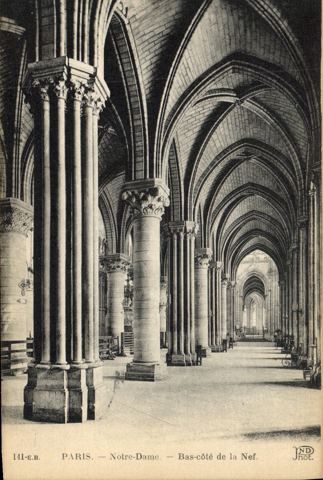 CPA Paris Notre Dame Bas Cote