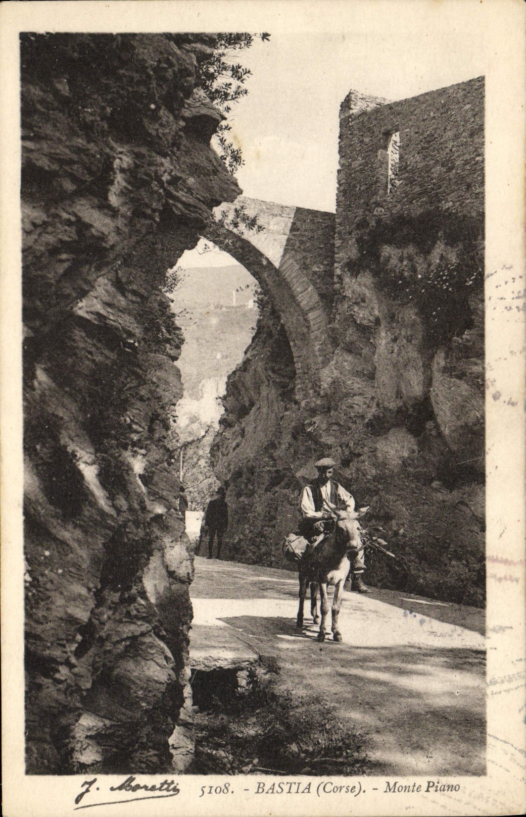 La POSTAL Bastia de la VENDIMIA monta el piano Córcega de Córcega