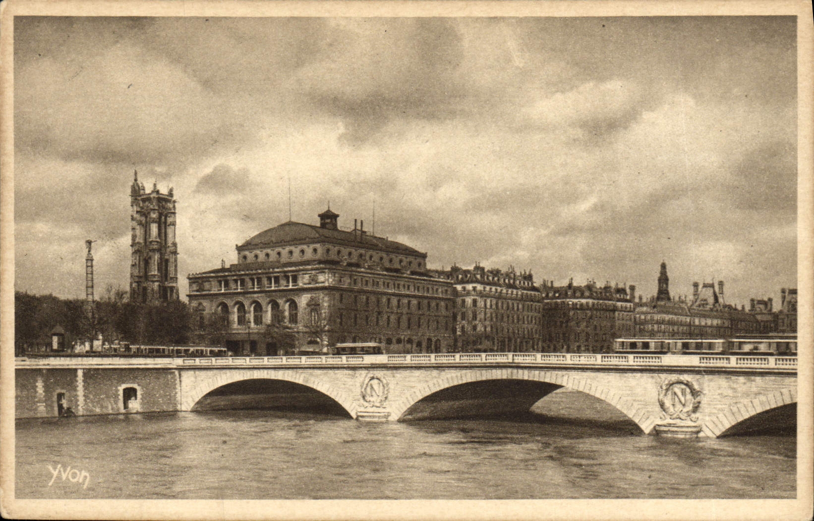 CPA Paris Aristique Le Pont au Change la Tour St Jacques et le Theatre Sarah Bernhardt