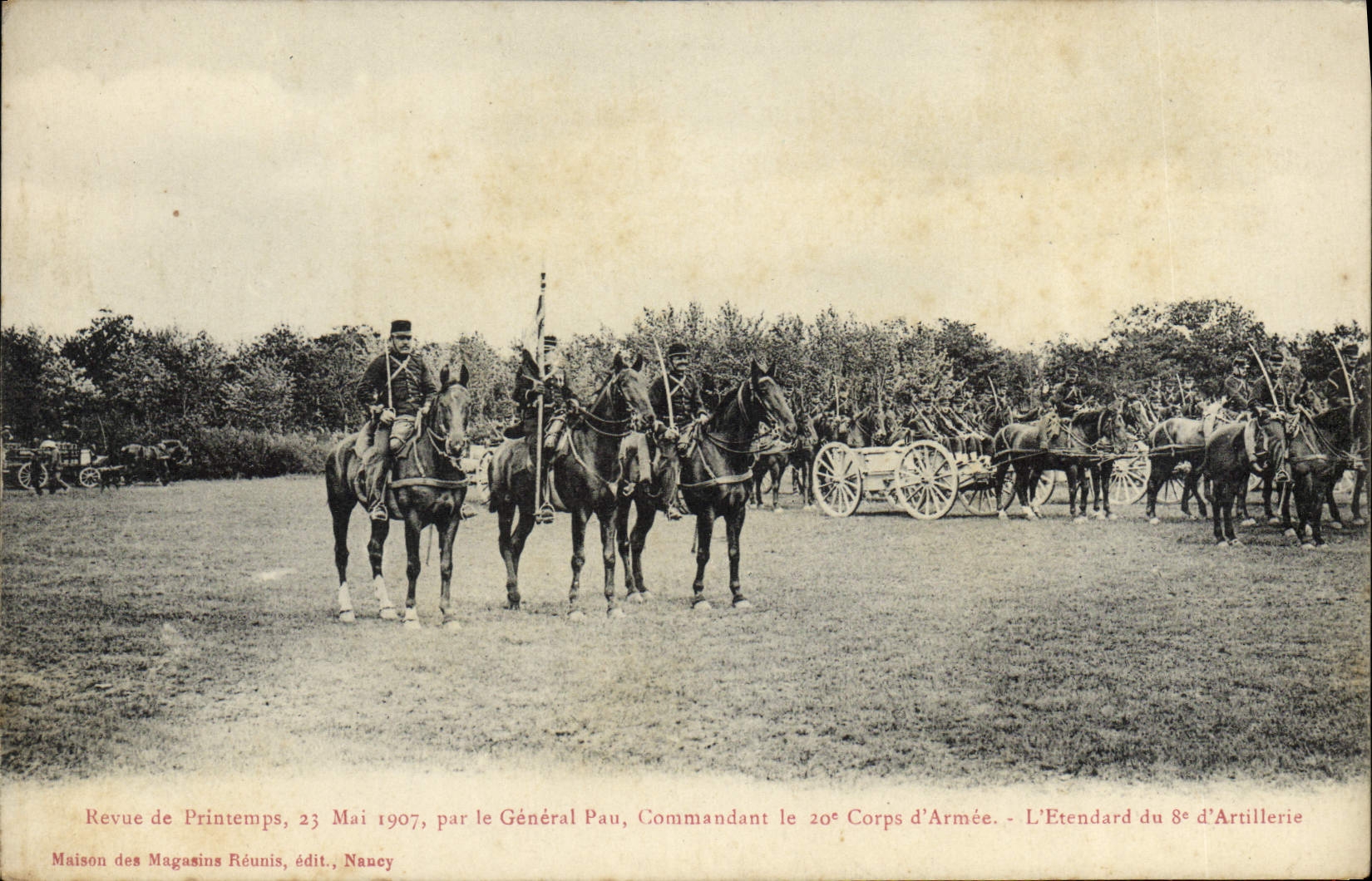 CPA Revue de printemps 23 mai 1907 General Pau Commandant le 20eme corps d'armee Etendard du 8eme d'artillerie Militaria