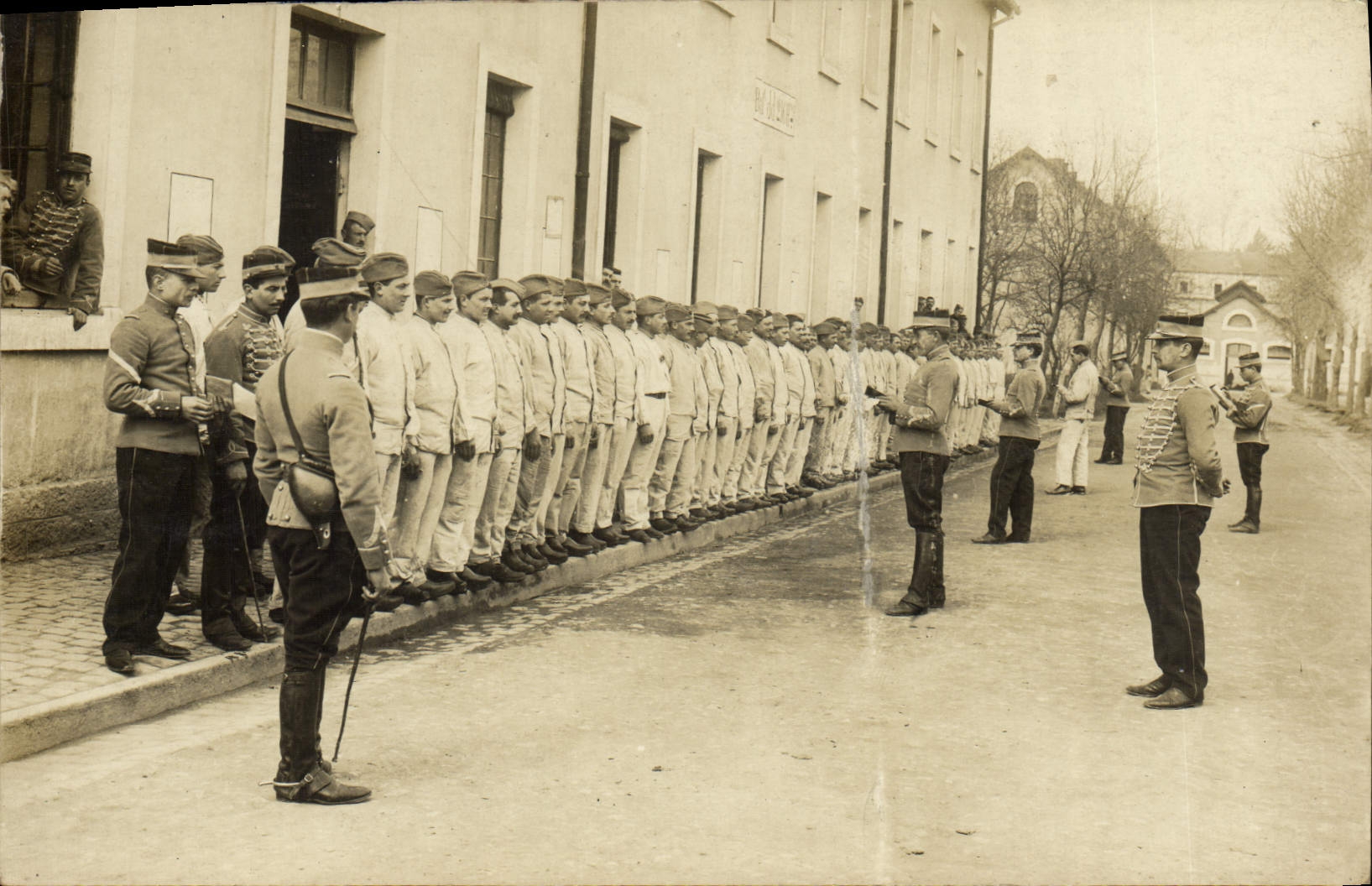 CARTE PHOTO Soldats Militaria Revue 