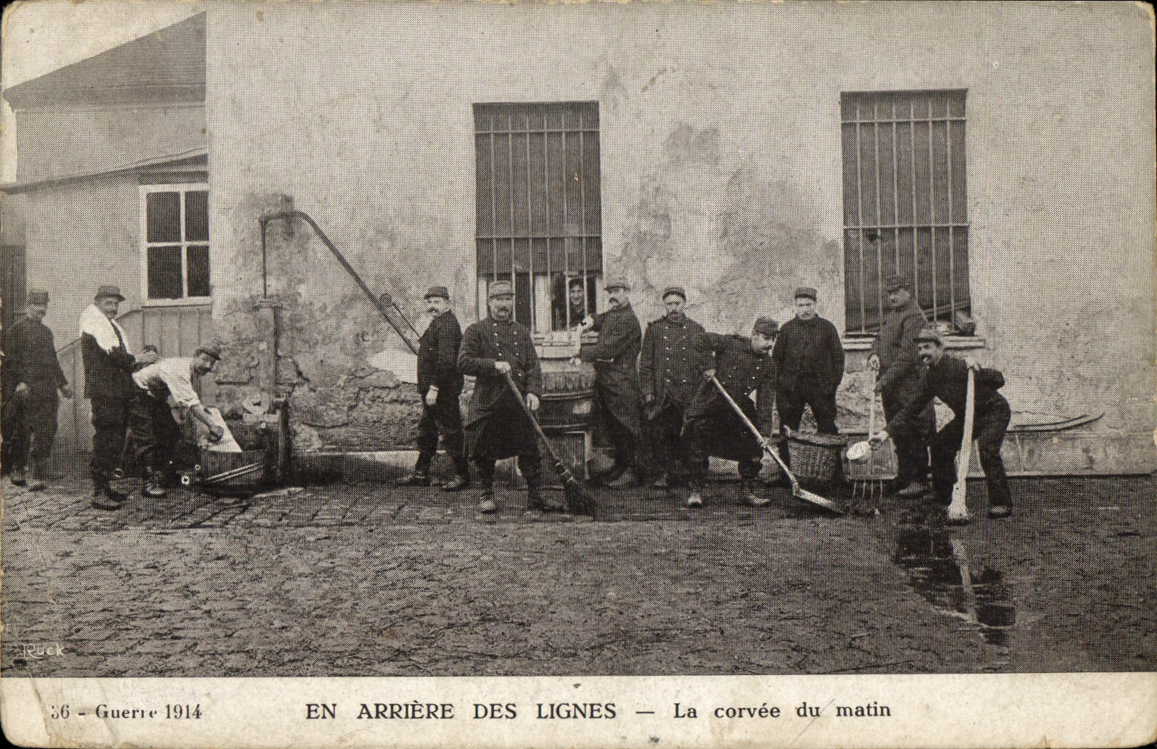 CPA En Arriere des Lignes La Corvee du matin Militaria 