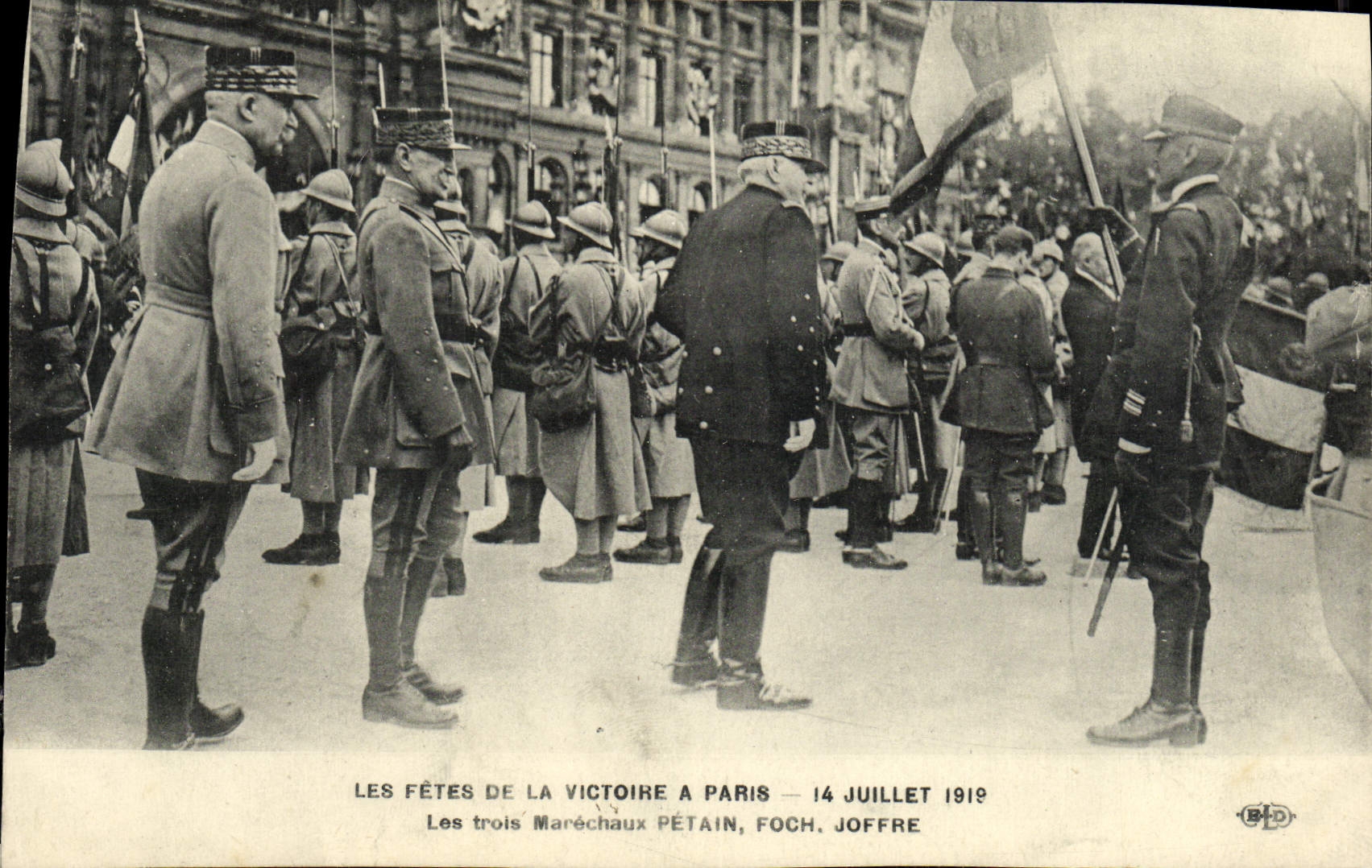 CPA Les Fetes de la Victoire a Paris Marechaux petain Foch Joffre Militaria