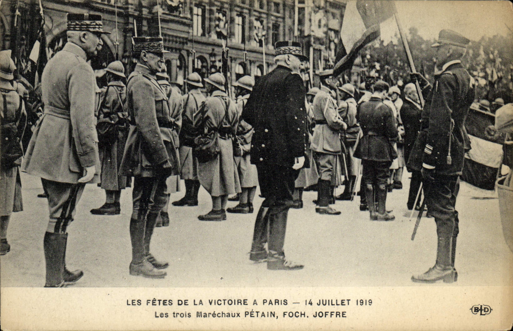 CPA Les Fetes de la Victoire a Paris Marechaux petain Foch Joffre Militaria
