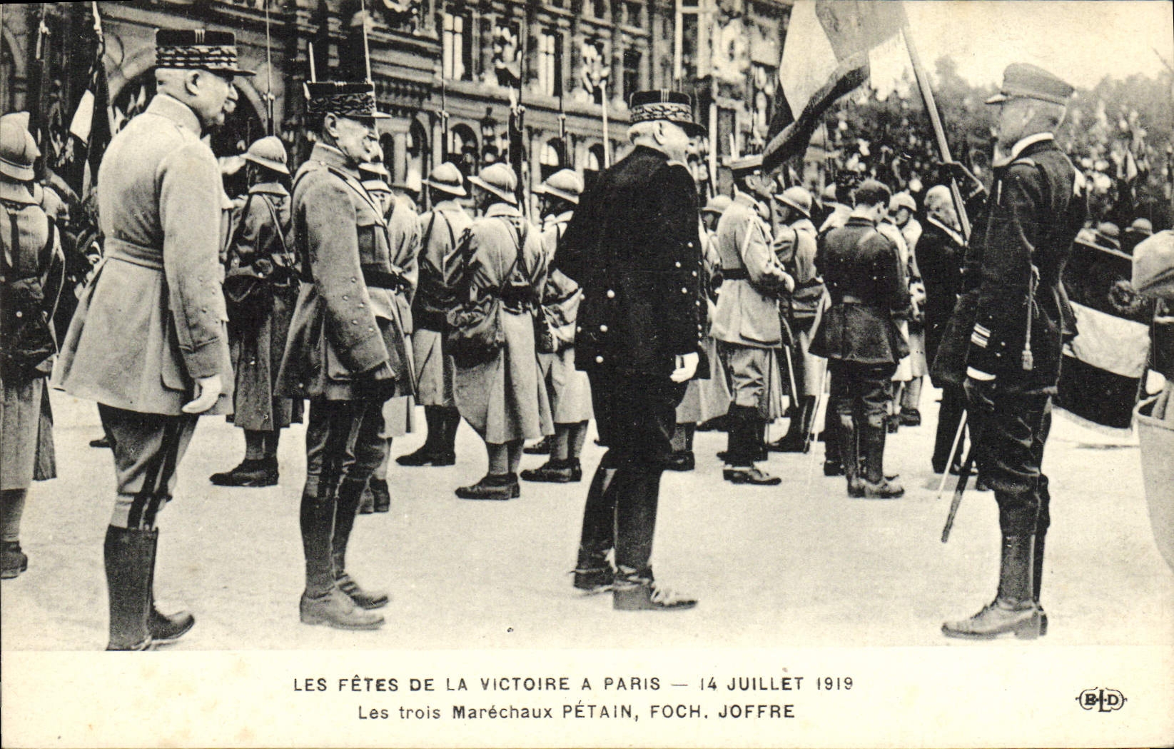 CPA Les Fetes de la Victoire a Paris Marechaux petain Foch Joffre Militaria