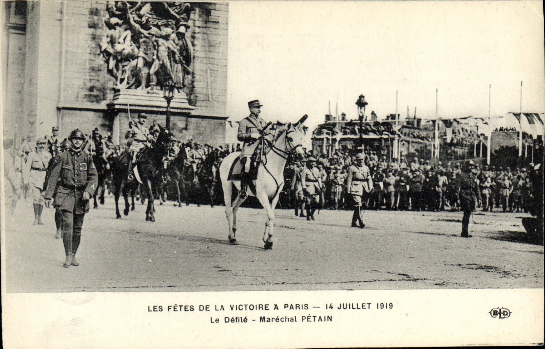 CPA Les Fetes de la Victoire a Paris Le defile Marechal Petain 