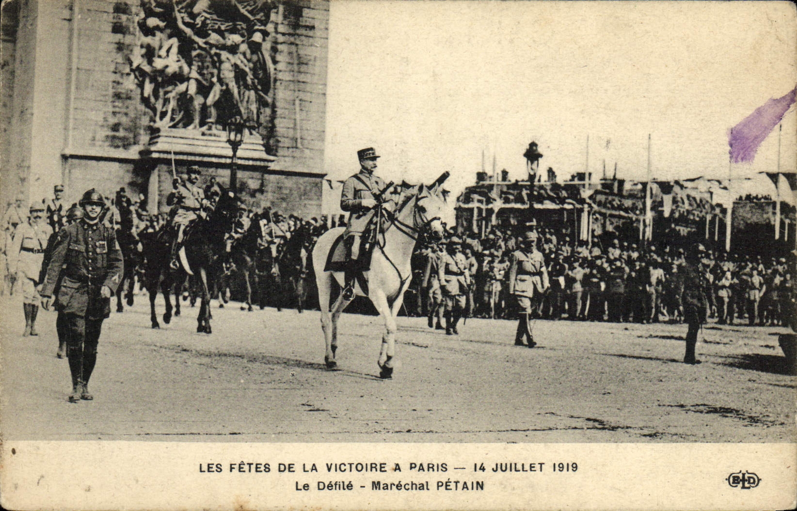 CPA Les Fetes de la Victoire a Paris Le defile Marechal Petain 