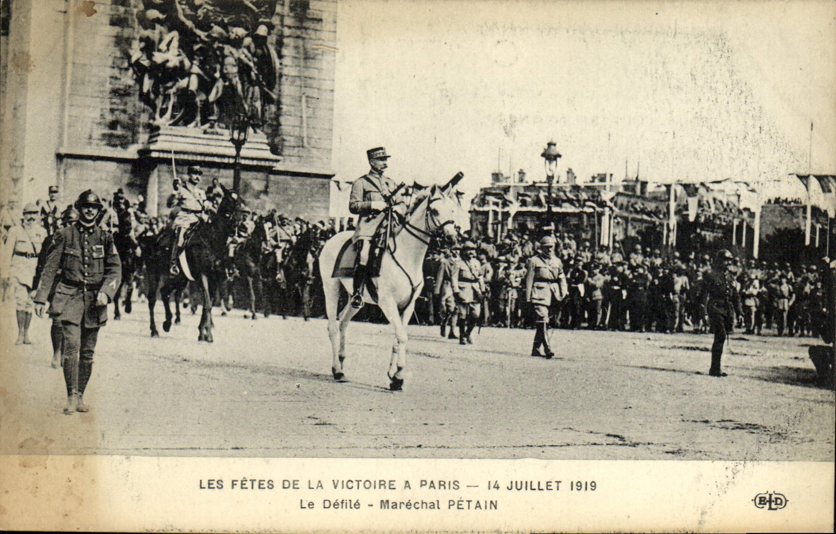 CPA Les Fetes de la Victoire a Paris Le defile Marechal Petain