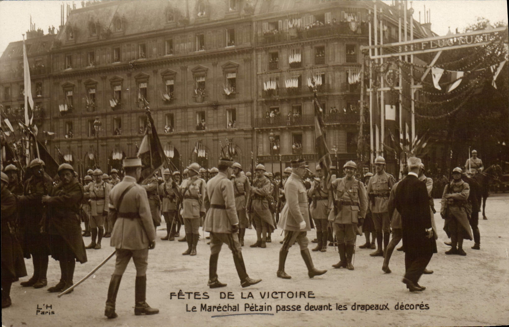 Fetes de la POSTAL de la VENDIMIA del Victoire que el petain del mariscal pasa delante de las banderas adorna Miltiaria