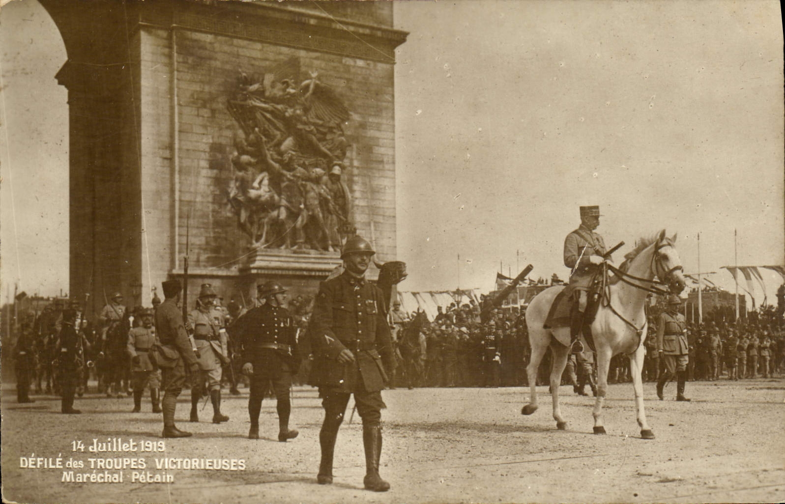 Mariscal victorioso enmarañado POSTAL Petain Arc de Triomphe París Militaria de las tropas de la VENDIMIA