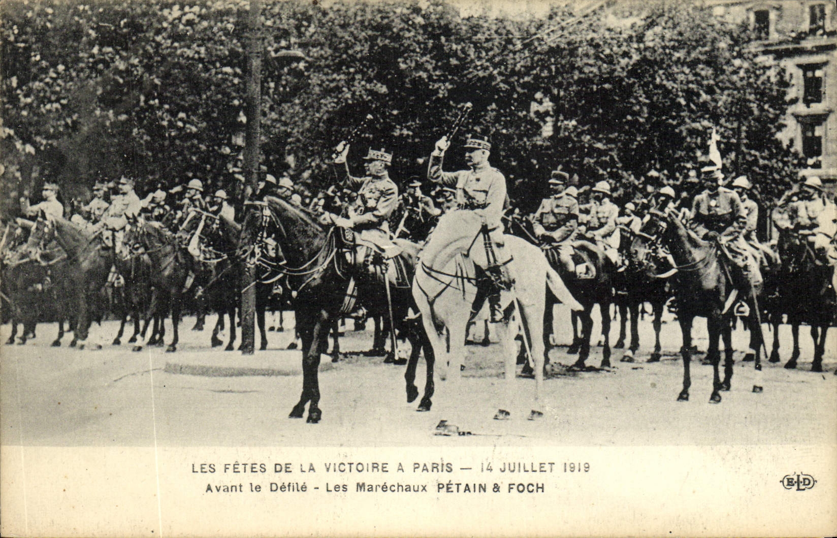 CPA Les Fetes de la victoire a Paris 14 juiller 1919 Avant le defile Marechaux Petain a Foch
