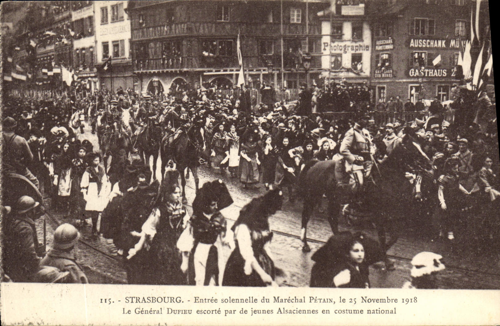 La entrada de Estrasburgo de la POSTAL de la VENDIMIA solemne mariscal Petain del 25 de noviembre de 1918 el Dupieu genral escolta por la gente joven Alsatian