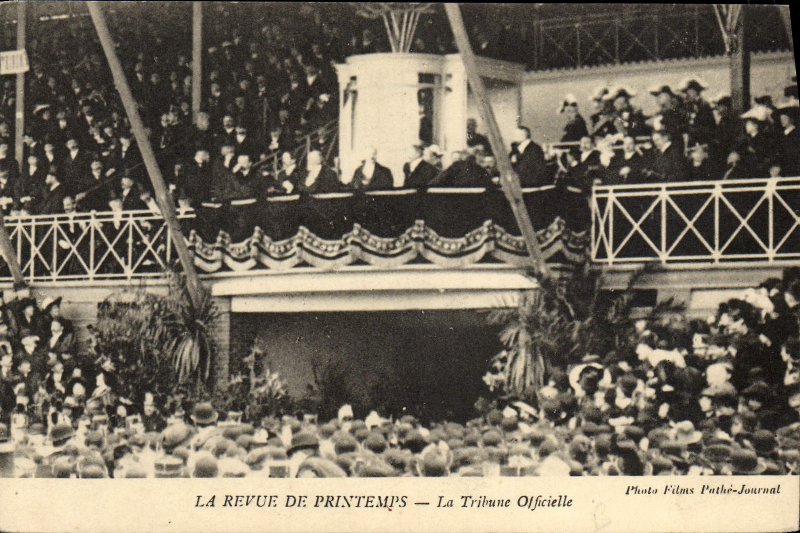 CPA La Revue de Printemps Tribune officielle