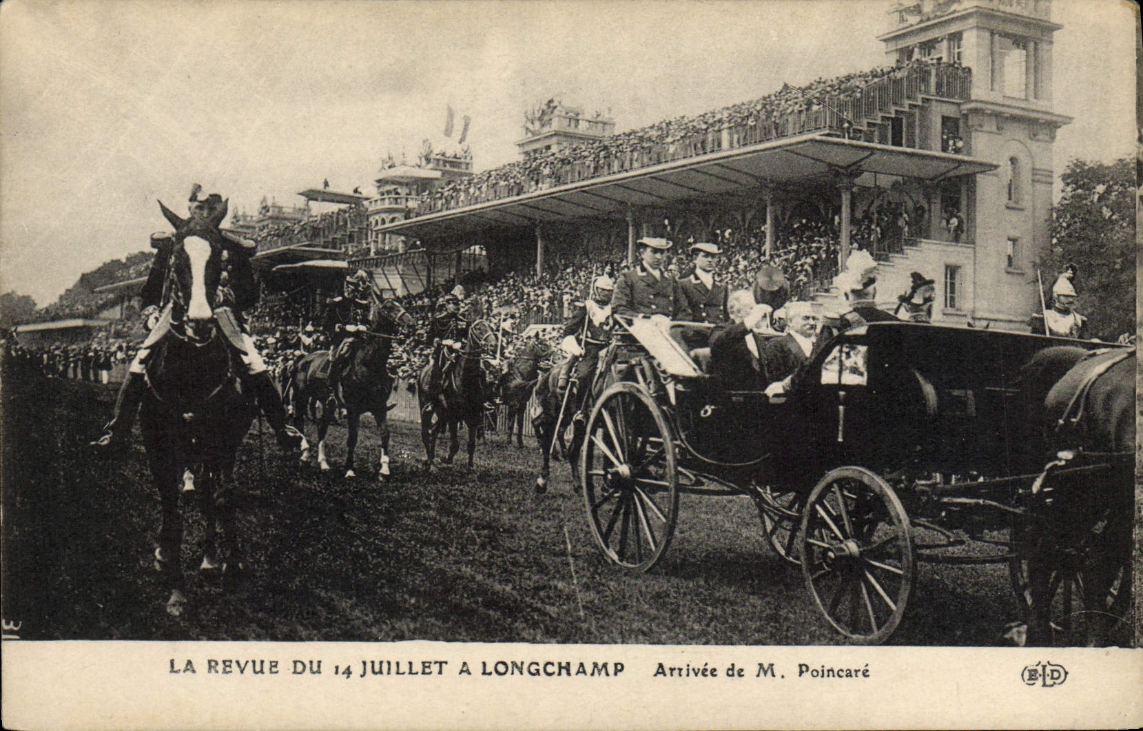 CPA La Revue du 14 Juillet a Lonchamp Arrivee de Mr Poincare