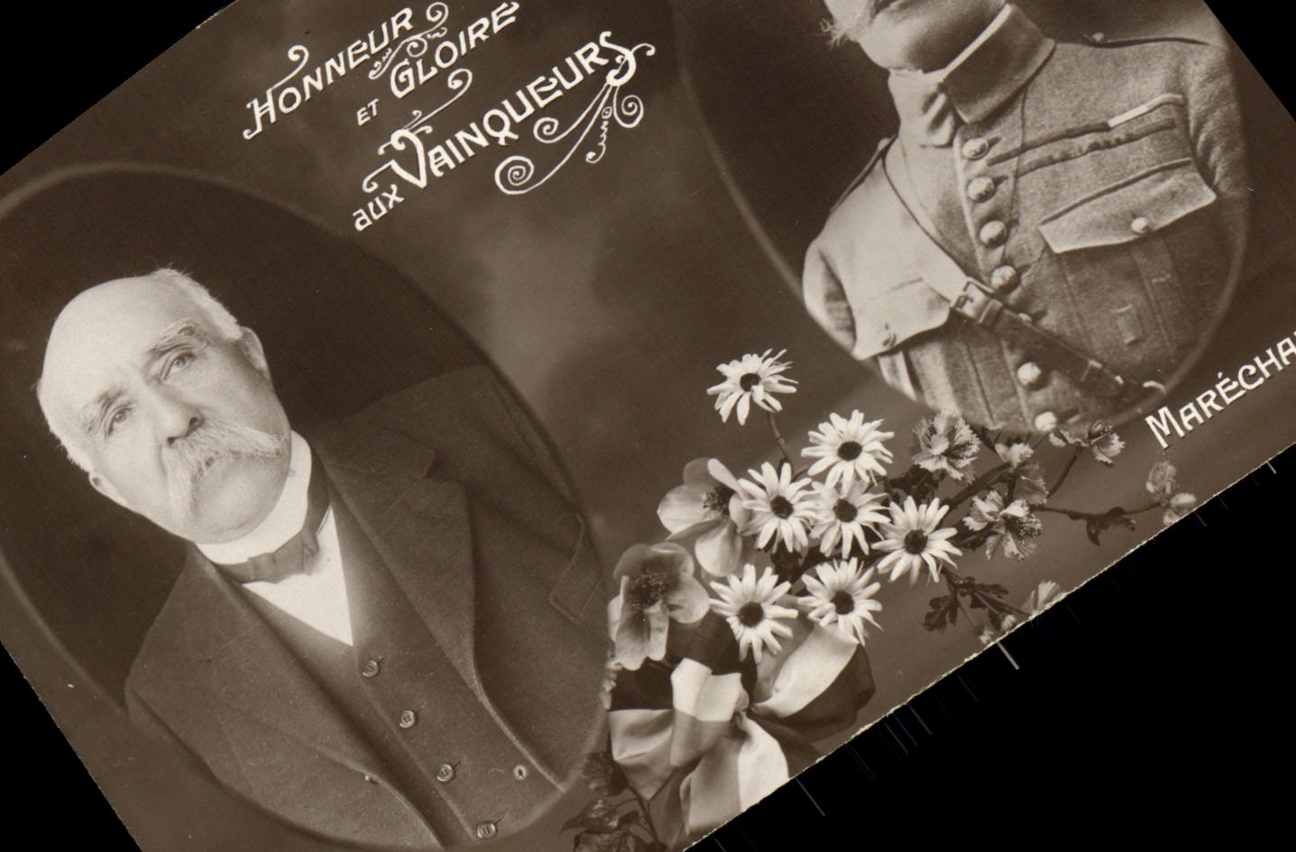 CPA Honneur et Gloire aux Vainqueur Clemenceau Marechal Foch Militaria