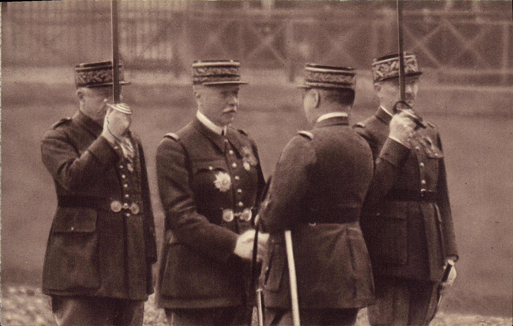 CPA Remise de Decorations Militaria