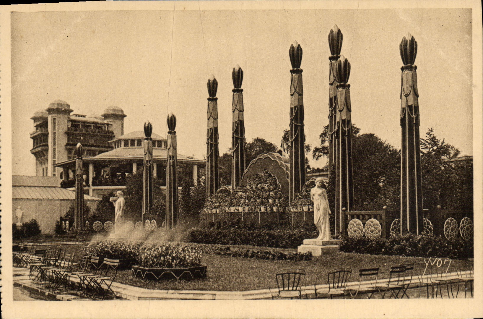 CPA Exposition Internationale des Arts Decoratifs Paris Decor floral et architectural des jardins Esplanade Invalides