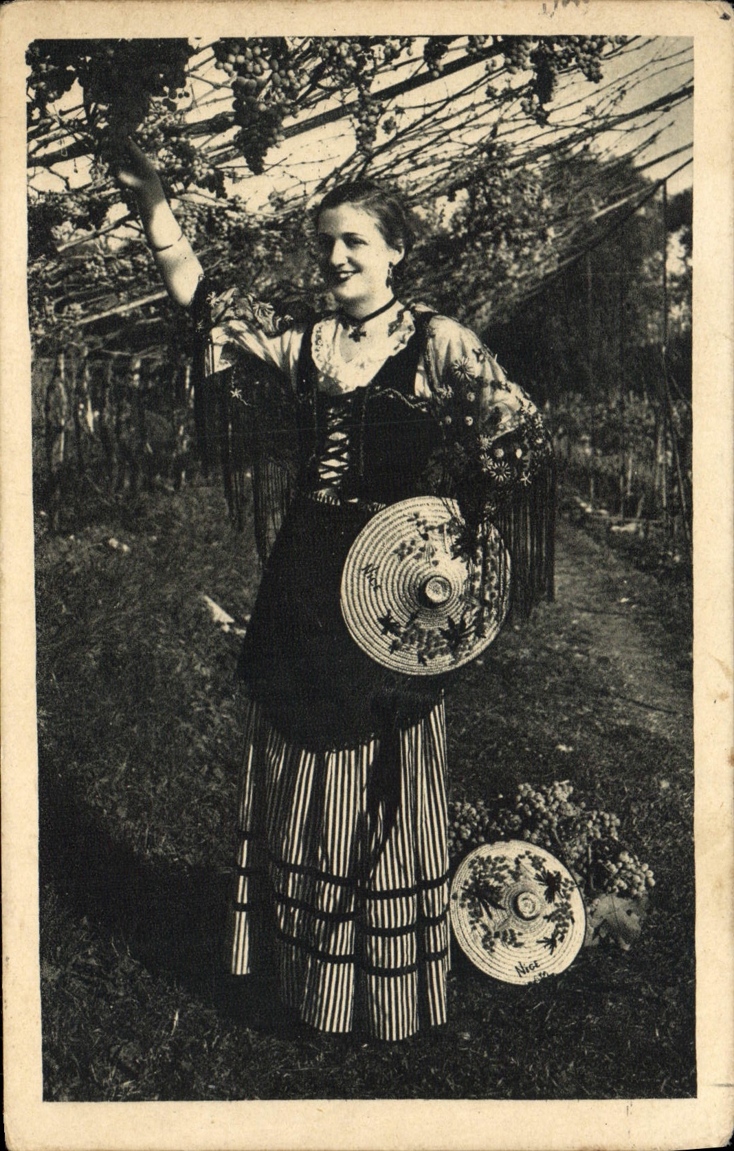 CPA La Cote D'Azur Artistique Costume du Pays Femme Folklore 