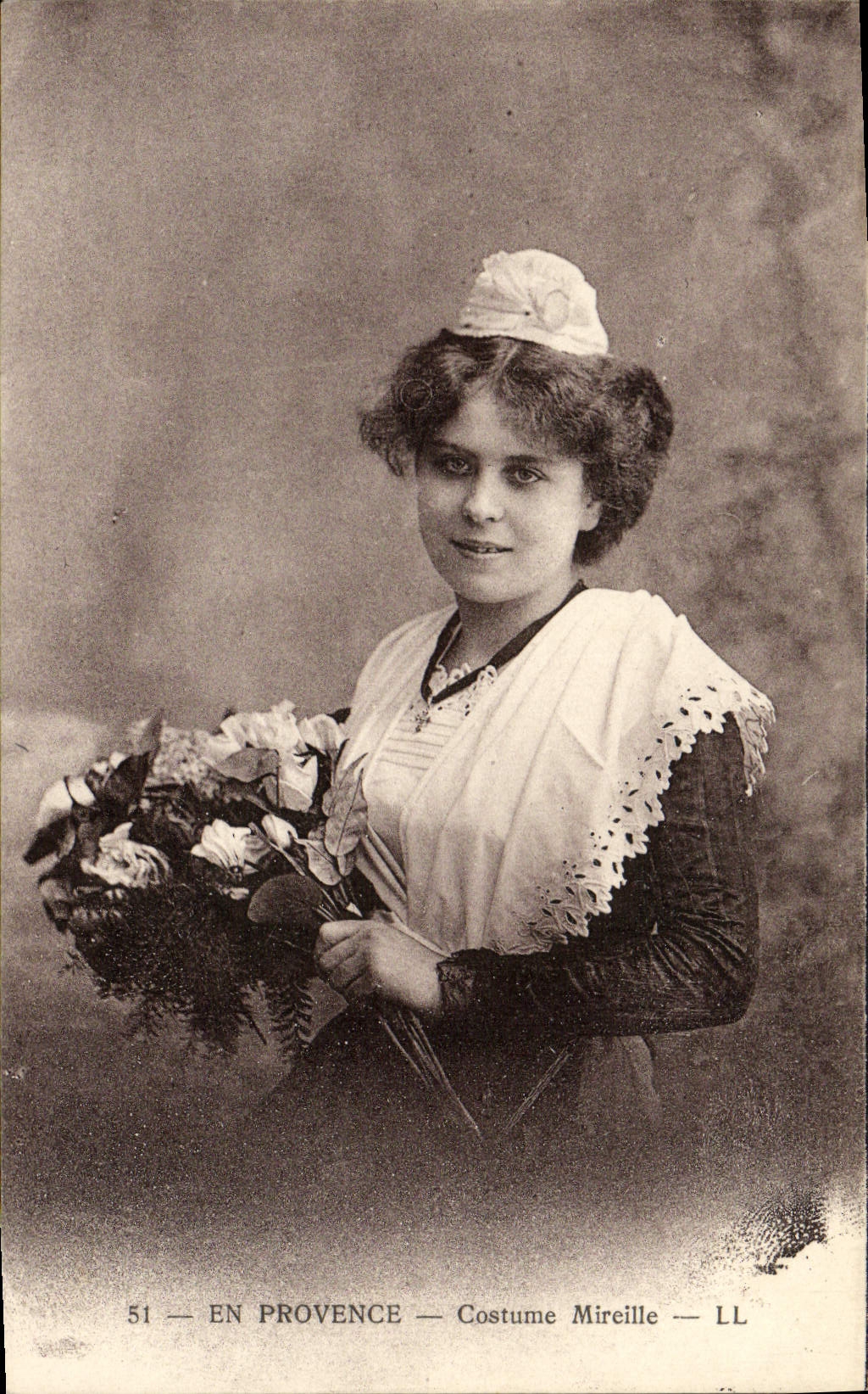 CPA Nice En Provence Costume Mireille Folklore Femme