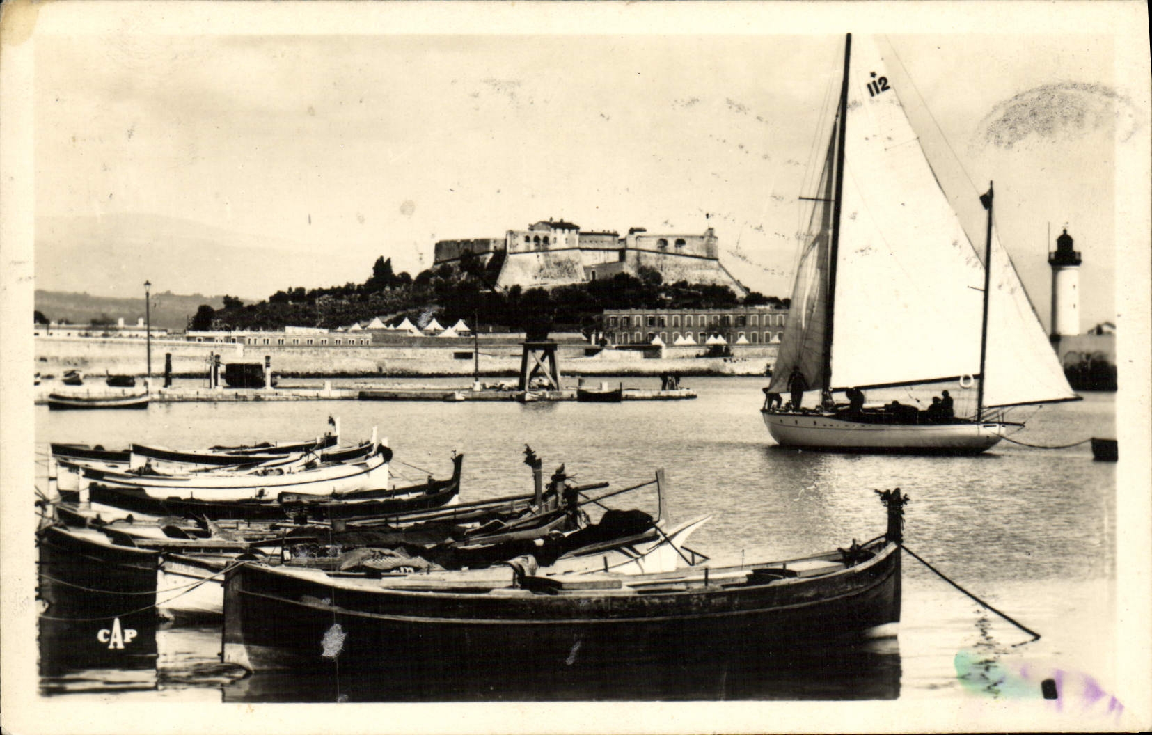 CPA Antibes Entree Du Port et le Fort Carre Bateaux