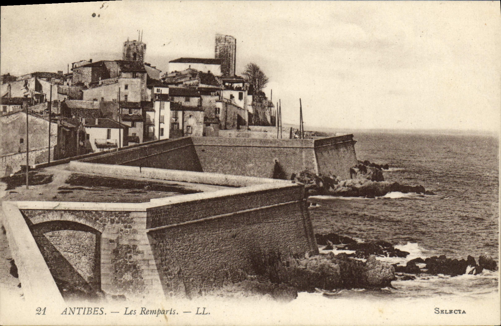 CPA Antibes Les Remparts