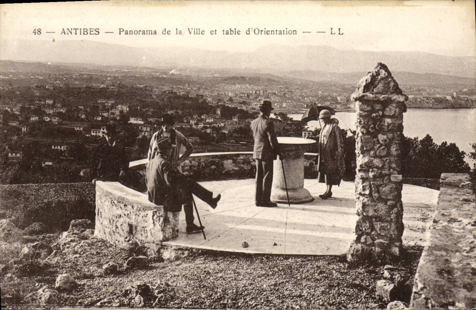 Panorama de Antibes de la POSTAL de la VENDIMIA de la ciudad y de la tabla de orientación