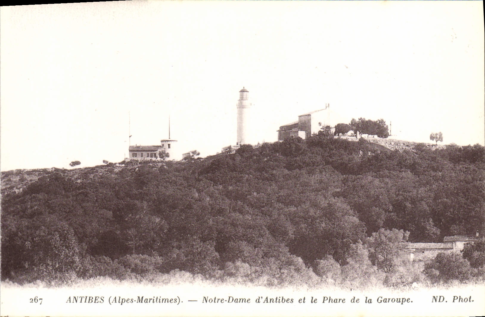 CPA Antibes Notre Dame d'Antibes et le Phare de la Garoupe Phare