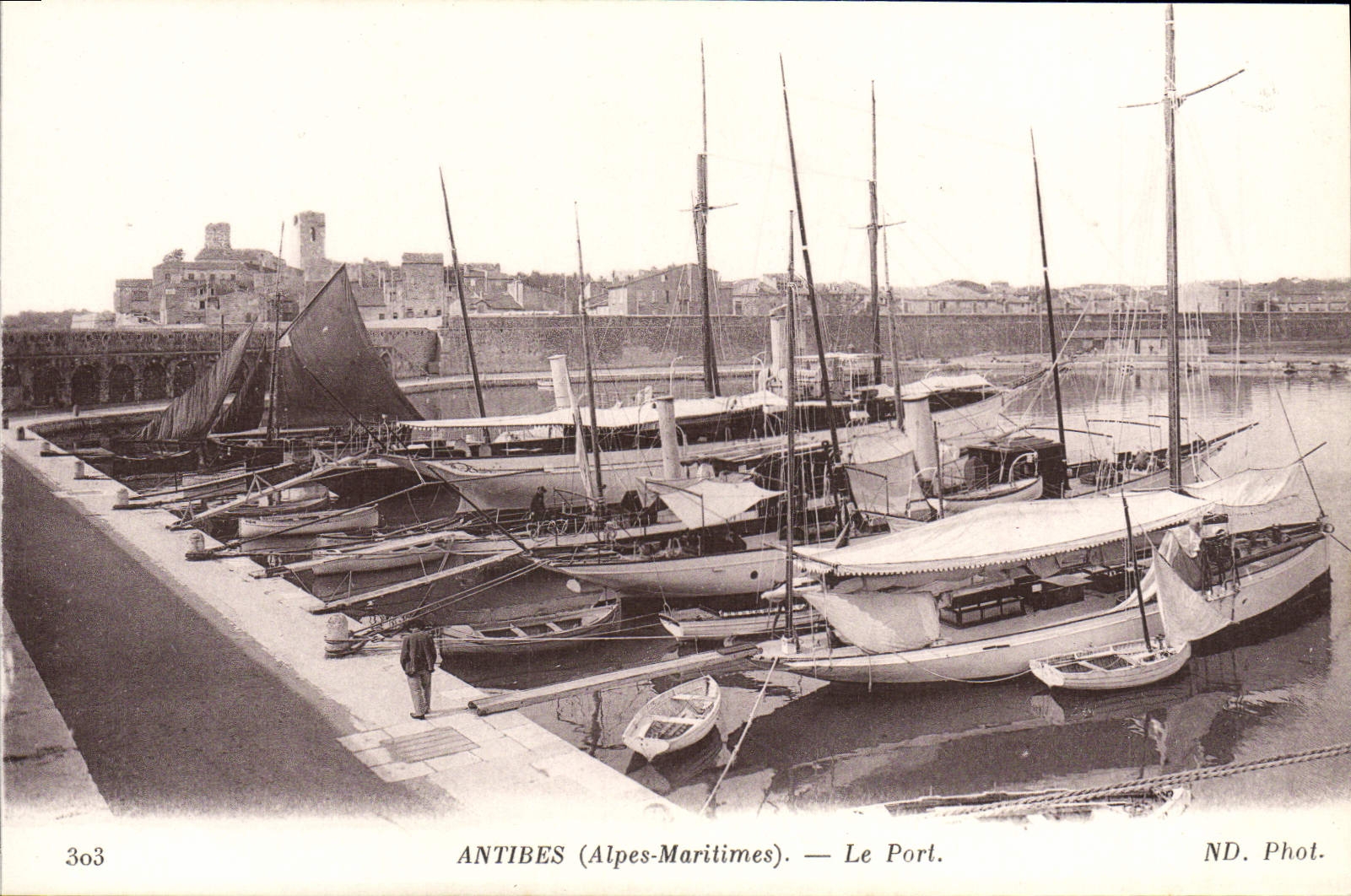 CPA Antibes Le Port Baetaux